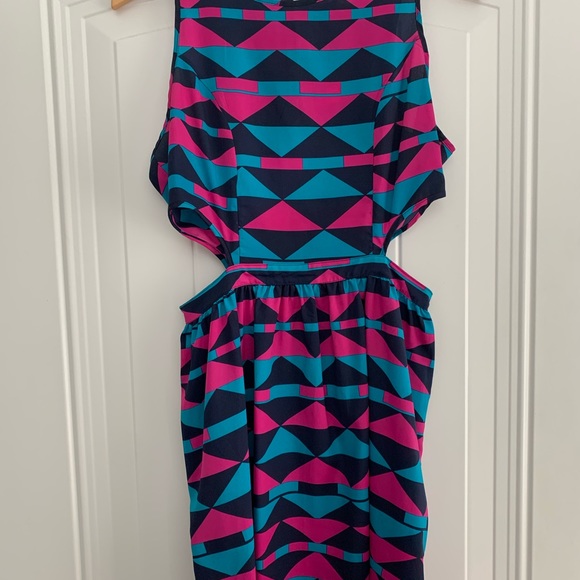 Fun & Flirty Geometric Print Dress with Side Cutouts - Picture 4 of 4